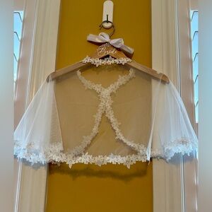 BNIP Elegant White Lace Bridal Capelet with brooch